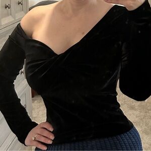Elodie Sz M Off-Shoulder Black Velvet Long-Sleeve Top